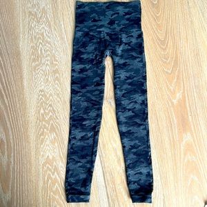 Spanx Camouflage Seamless Leggings Women’s size Small, Like New